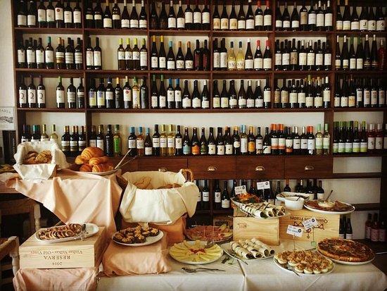 W- Wine,food&friends