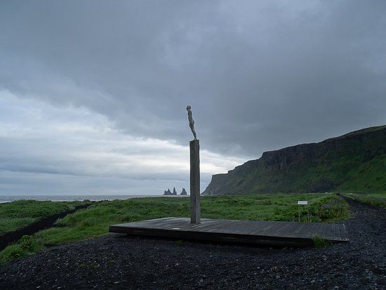 Voyages Friendship Statue
